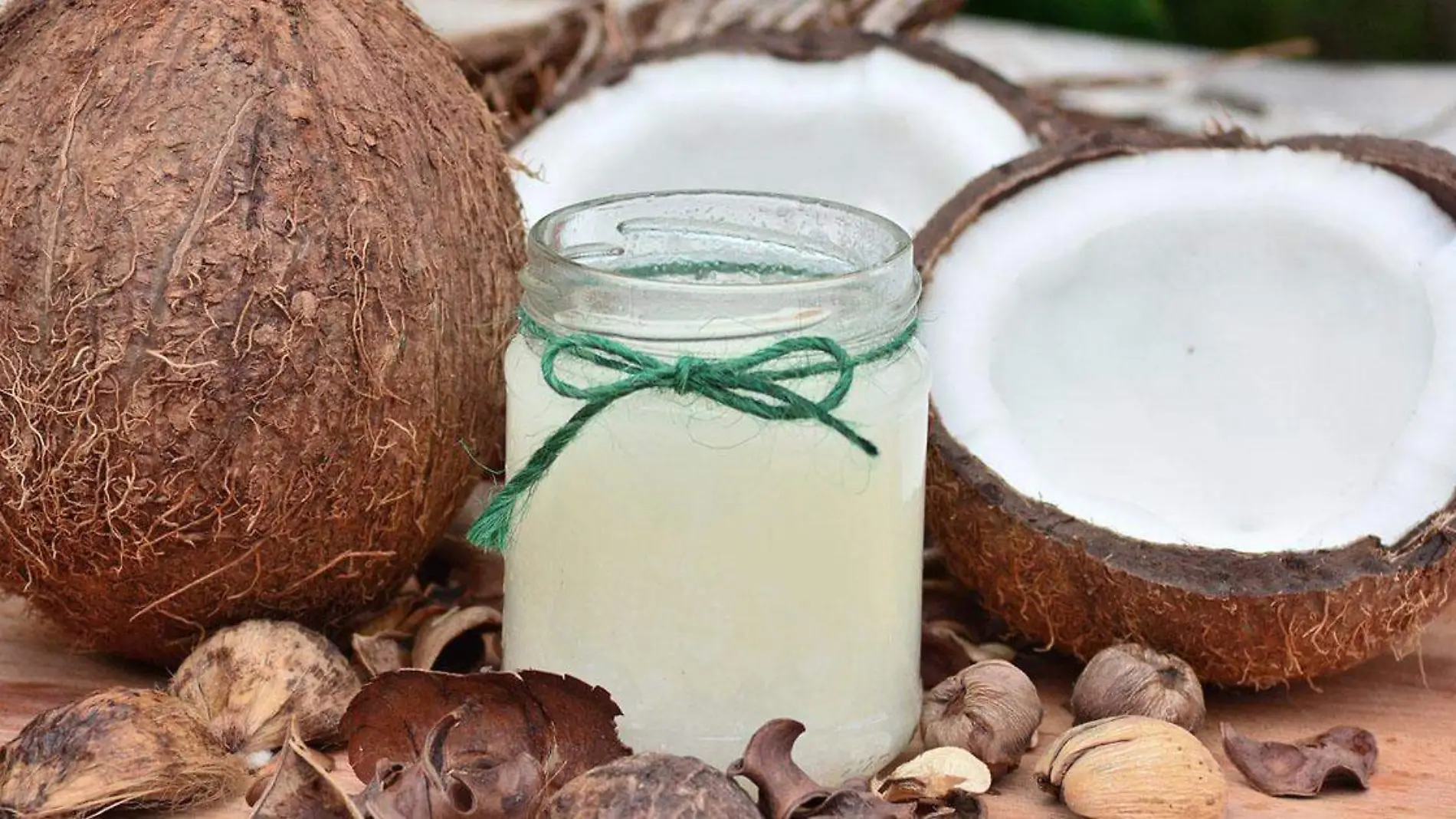 El agua de coco tiene propiedades que la convierten en una excelente opción cuando se trata de hidratarse